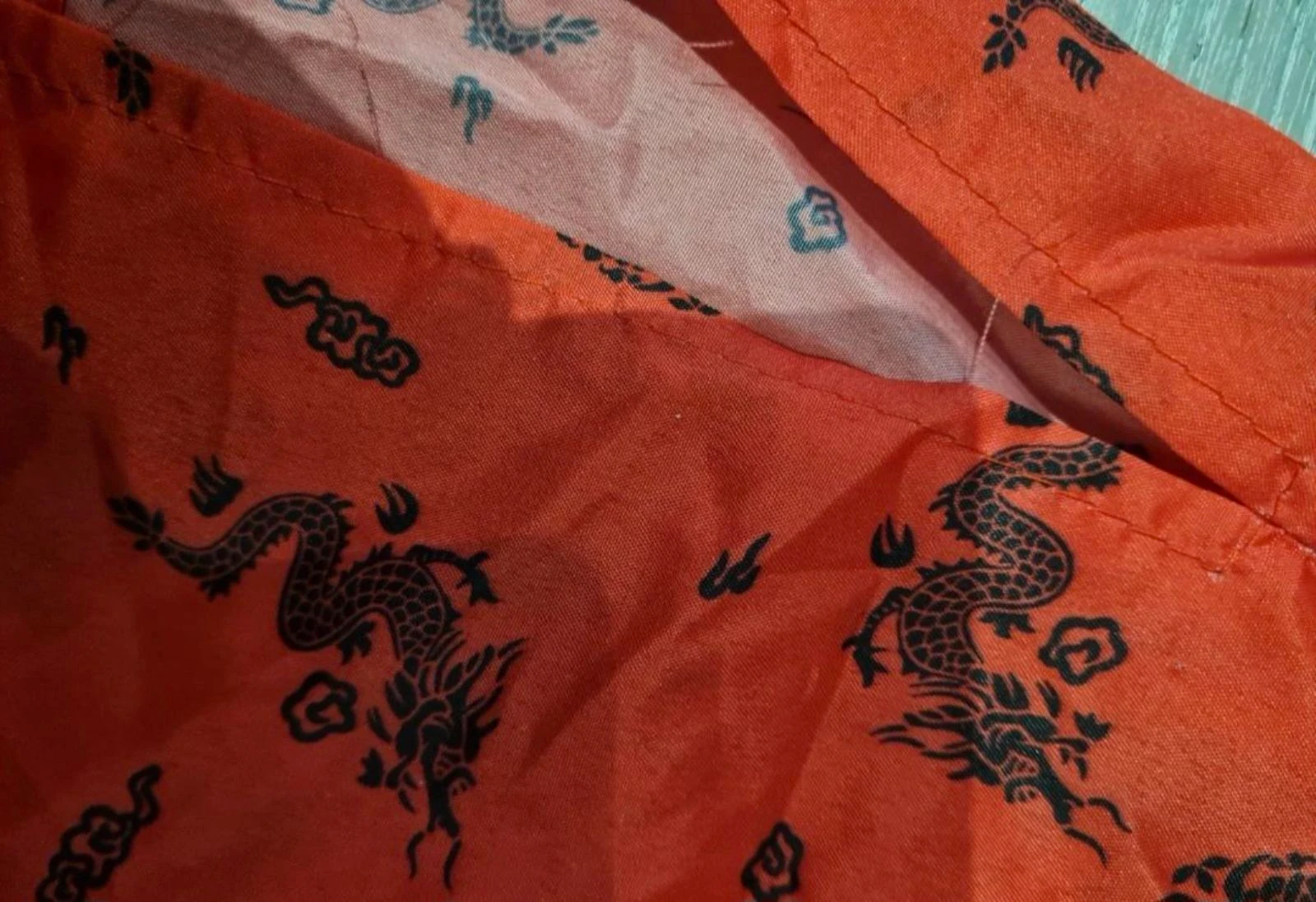 Oriëntaals rood kostuumjurkje. Maat 3/ 4 jaar – photo 3